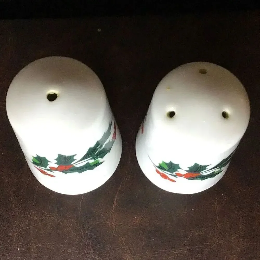 Salt and pepper shaker ￼vintage holly leaf’s and berries